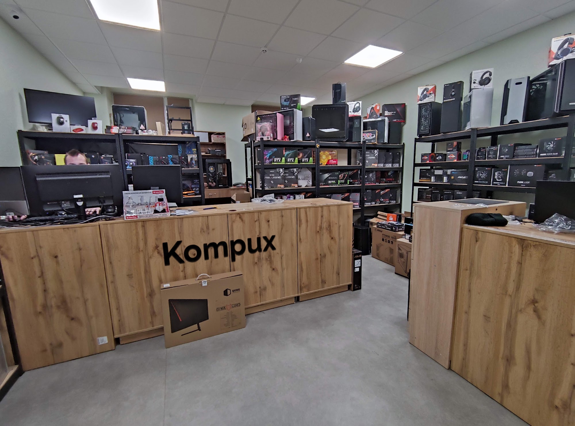 Витрина с комплектующими в магазине KOMPUX